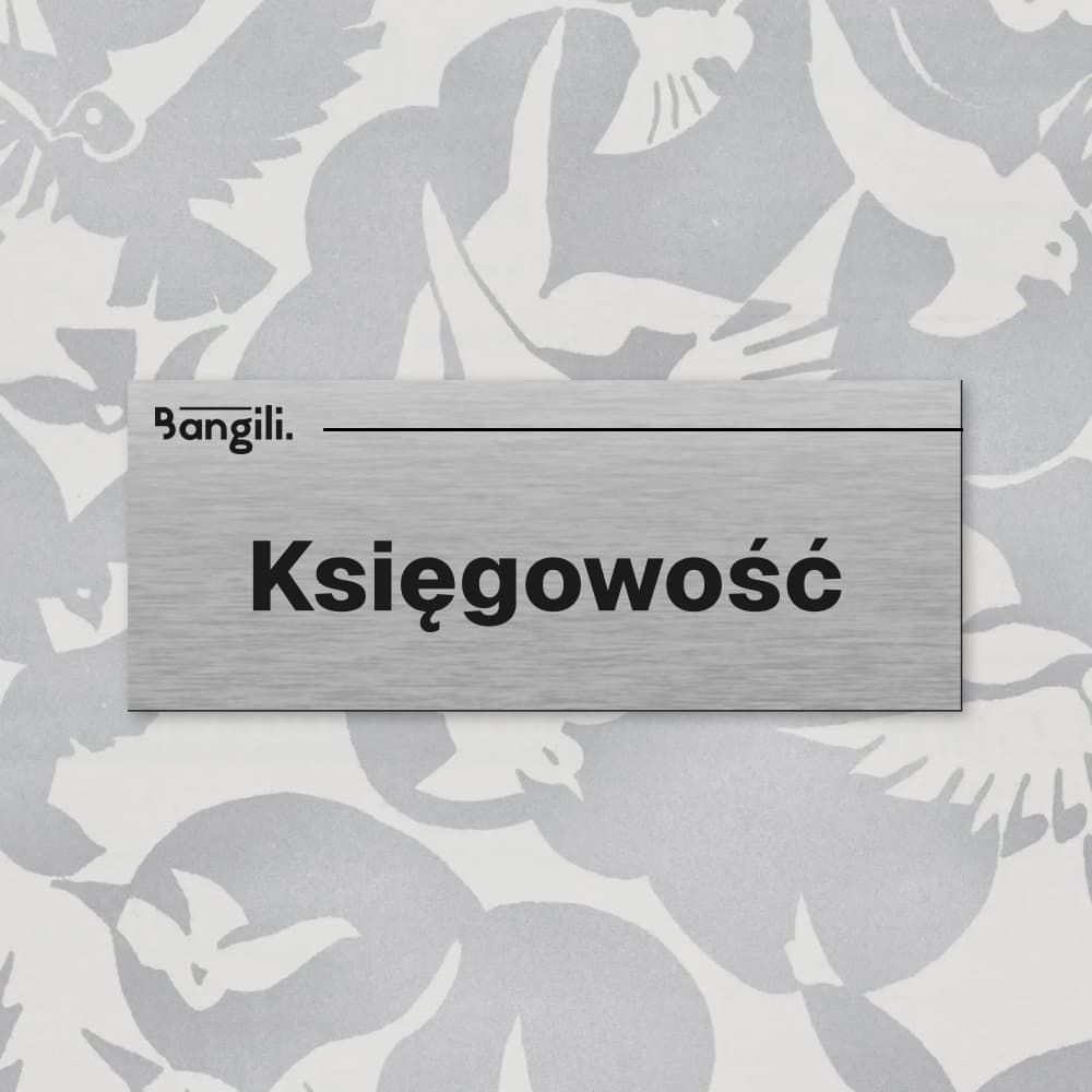 Srebrna tabliczka na drzwi z grawerowanym napisem „Księgowość” na tle jasnej ściany