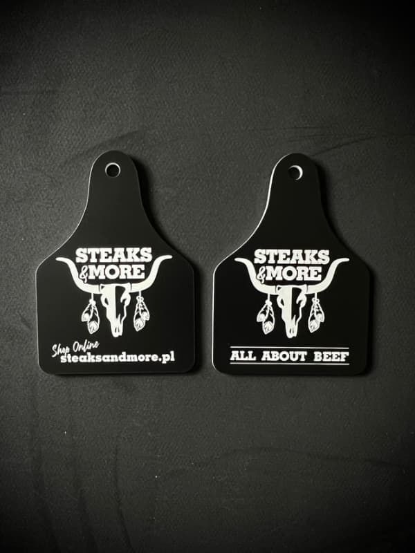 Złote tabliczki informacyjne z grawerowanym logo restauracji