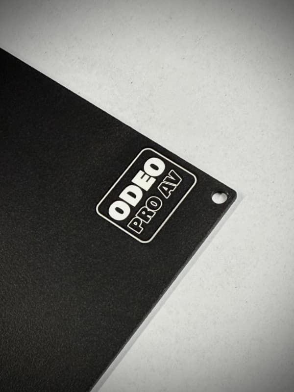 Aluminiowa tabliczka znamionowa z numerem seryjnym i logo — grawer laserowy