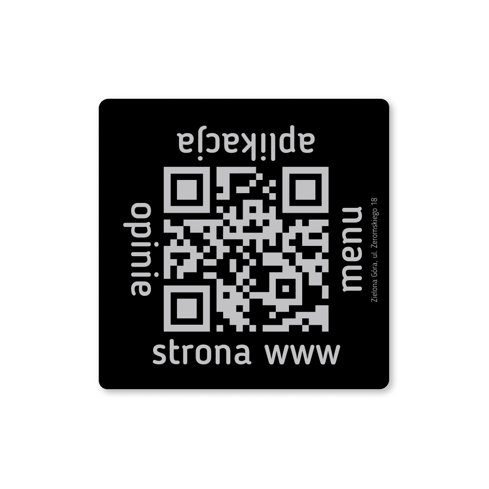 Kubek z grawerem laserowym. Grawer w kolorze czarnym, idealnie kontrastuje z szarym tłem.