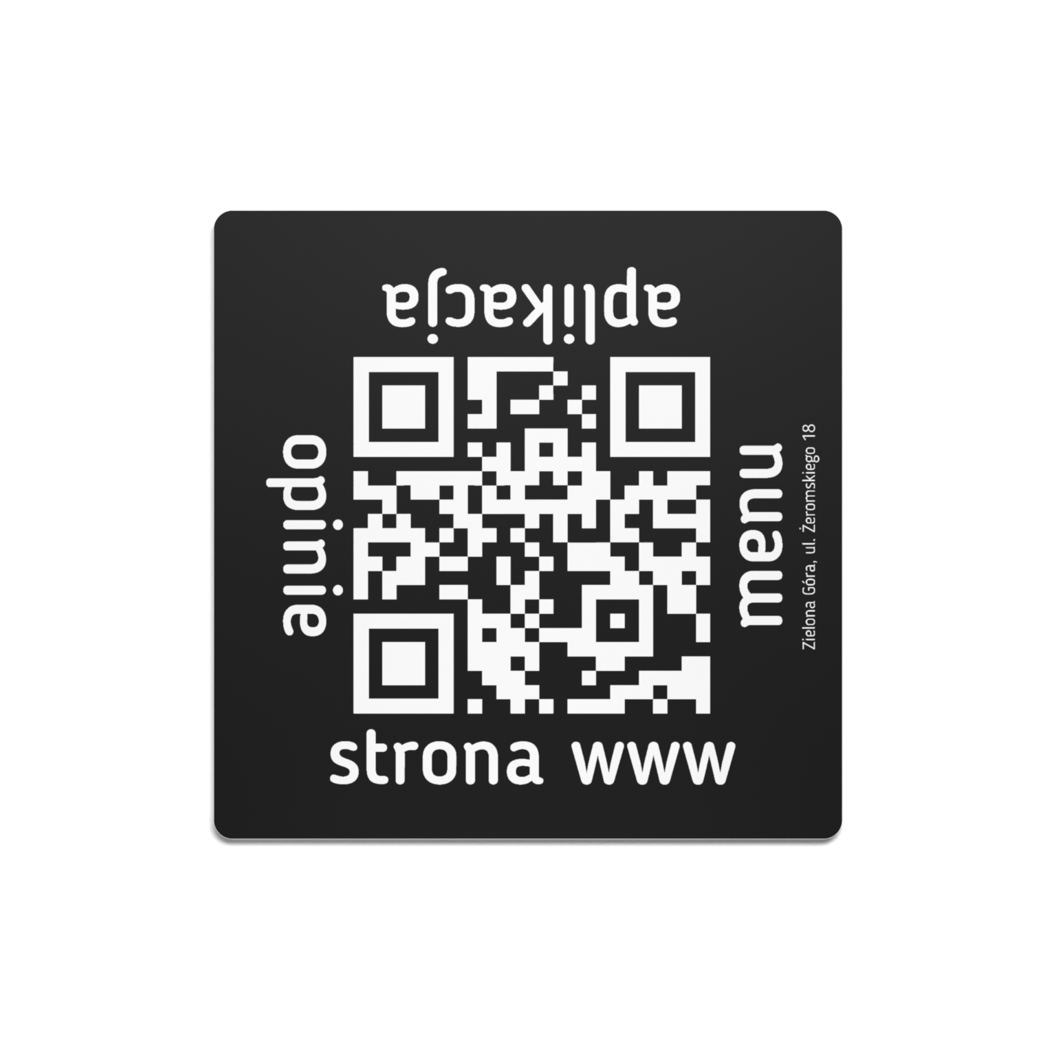 Czarna tabliczka z grawerowanym kodem QR i napisami menu, opinie, aplikacja, strona www.