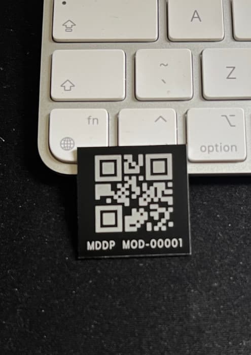 Aluminiowa tabliczka z kodem QR na biurko