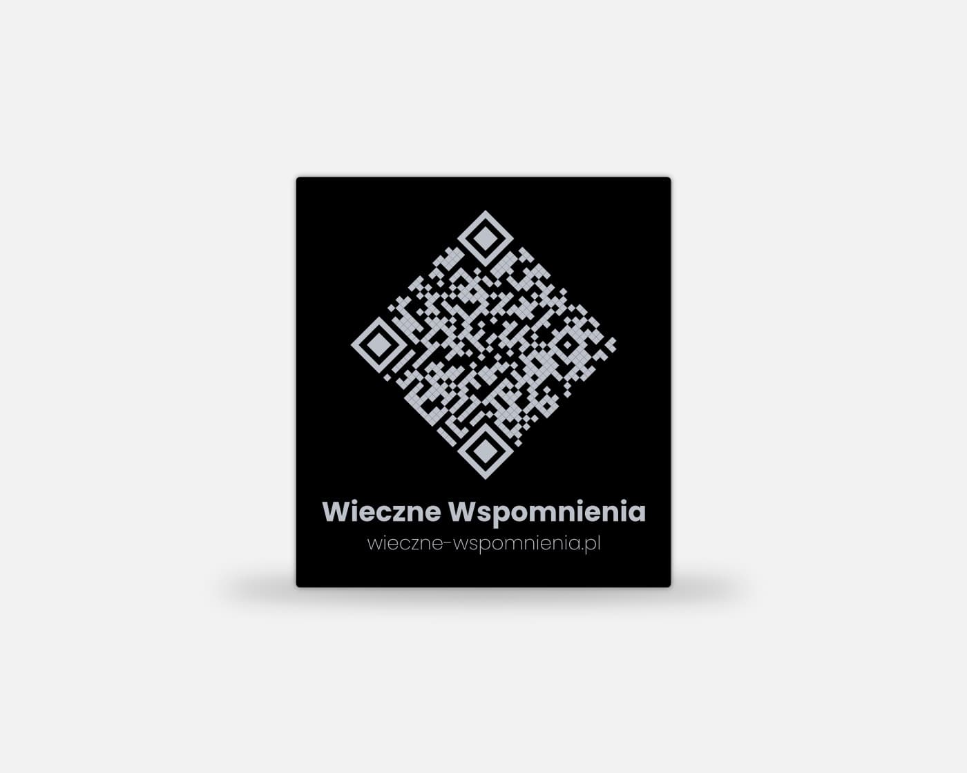 Czarna tabliczka z srebrnym kodem QR, grawerowana i wycinana laserowo. 