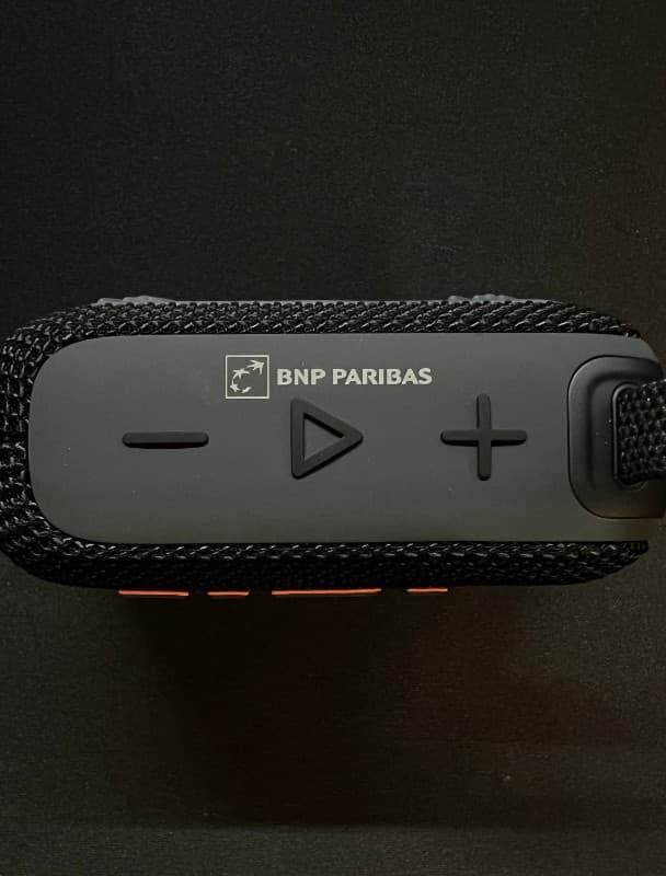 Głośnik JBL z grawerem laserowym na silikonowej obudowie